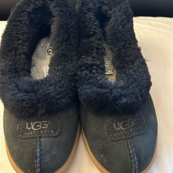 Ugg size 5 slip ons - Picture 2 of 3